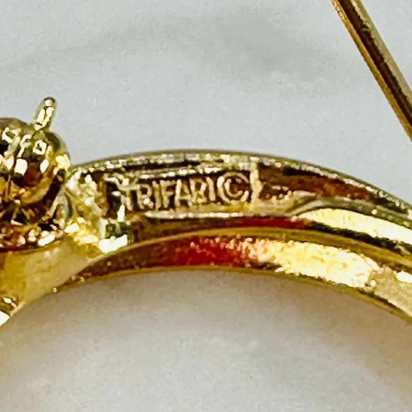 Vintage Circle Brooch Pins Crown Trifari and Gerrys Gold Tone Set of 2 5… - Picture 6 of 11